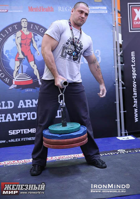 Mikael Khomutov on his way to certifying on the Crushed-To-Dust Challenge. IronMind® | Image courtesy of www.ironworld.ru