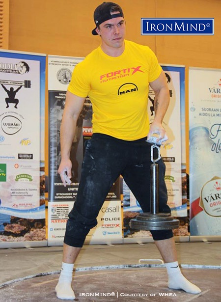 Grip strength competitor Juha Lehtimäki hoists the IronMind Hub at WHEA Finnish Grip Nationals. IronMind® | Courtesy of WHEA