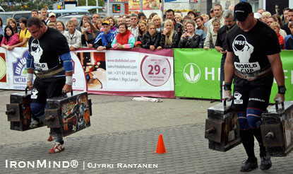 "Antonos Abretis (left) and Jarno Jokinen (right) were neck to neck in Farmer’s Walk," Jyrki Rantanen reported.  IronMind® | ©Jyrki Rantanen.