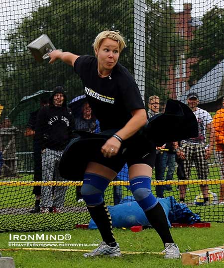 Anu Rytkönen, overall women’s champion, in weight for distance.  IronMind® | ©HeavyEvents/www.photobypiia.com