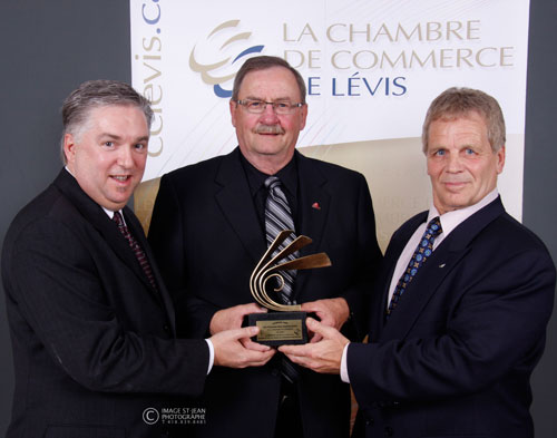 (left to right) Jean-Pierre Bernier (sponsor from Ultramar), Marcel Catellier (chairman of the FORTISSIMUS board of director) and Paul Ohl (president of FORTISSIMUS 2009) accept the Pleiades award.  IronMind® | Image courtesy of the Board of Trade of Lévis.