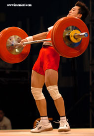 Jin Jiangtao, in a do-or-die situation, had to hit this 128-kg snatch, and he did. IronMind® | Randall J. Strossen, Ph.D. photo.