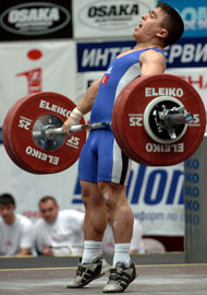 Halil Mutlu (Turkey) at the top of his pull, an instant before reversing directions, with his second attempt in the snatch (140 kg). IronMind® | Randall J. Strossen, Ph.D photo.