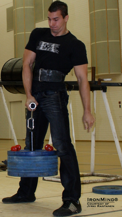 Johannes Suomela exceeding the Finnish Rolling Thunder record of 105 kg in training last year.  Photo courtesy of Jyrki Rantanen.