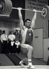 Nailing another one of his trademark clean and jerks, Szymon Kolecki hit this 232.5 kg world record (junior and senior) in the 94-kg category at the 2000 European Weightlifting Championships (Sofia, Bulgaria). IronMind® | Randall J. Strossen, Ph.D. photo.