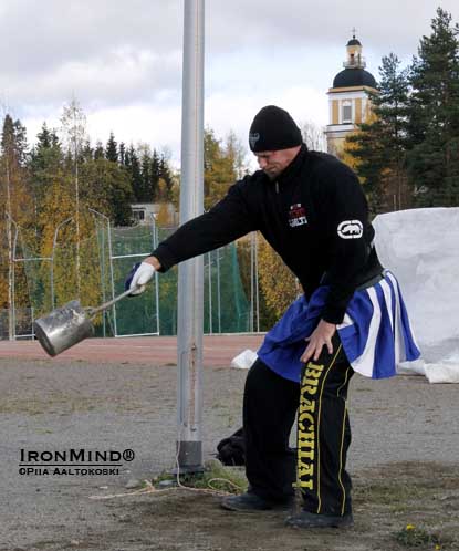 “Timo Nissinen, a home town hero from Leppävirta, was the only man to turn the caber.  He has helped me a lot in building Highland Games in Finland and he is very promising athlete also,” Jyrki Rantanten told IronMind.  IronMind® | Piia Aaltokoski photo.
